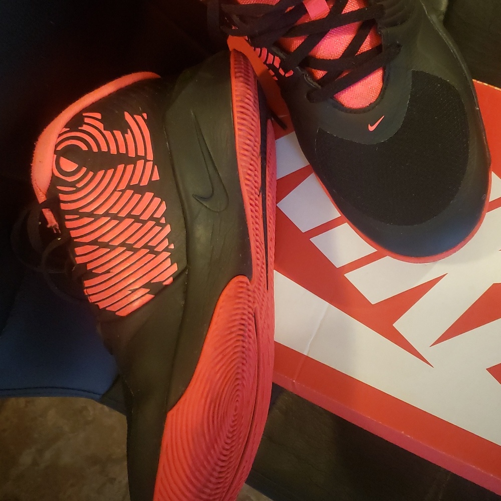 💫Nike Team Hustle D 9 Black and Pink Sneakers - Picture 4 of 10